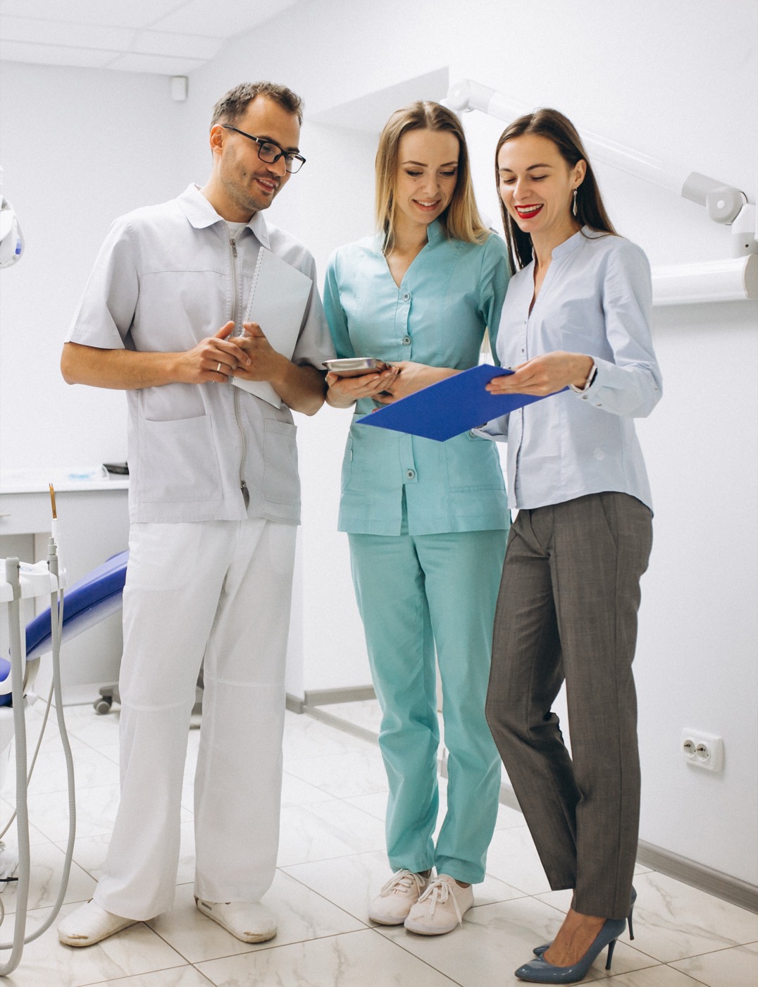 Echipă de medici stomatologi într-un cabinet nou