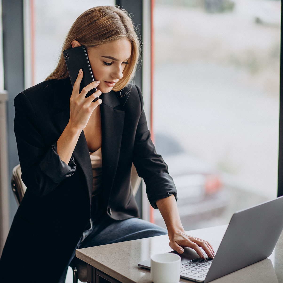Consultantă vorbind la telefon cu un pacient